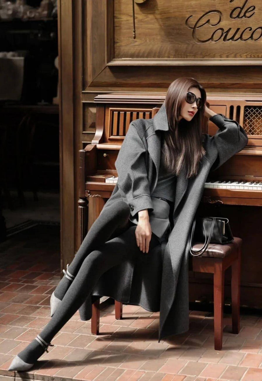 Áo khoác xám mang đến giải pháp an toàn mà vẫn thời thượng nhờ khả năng tạo cảm giác chuyên nghiệp, hiện đại.