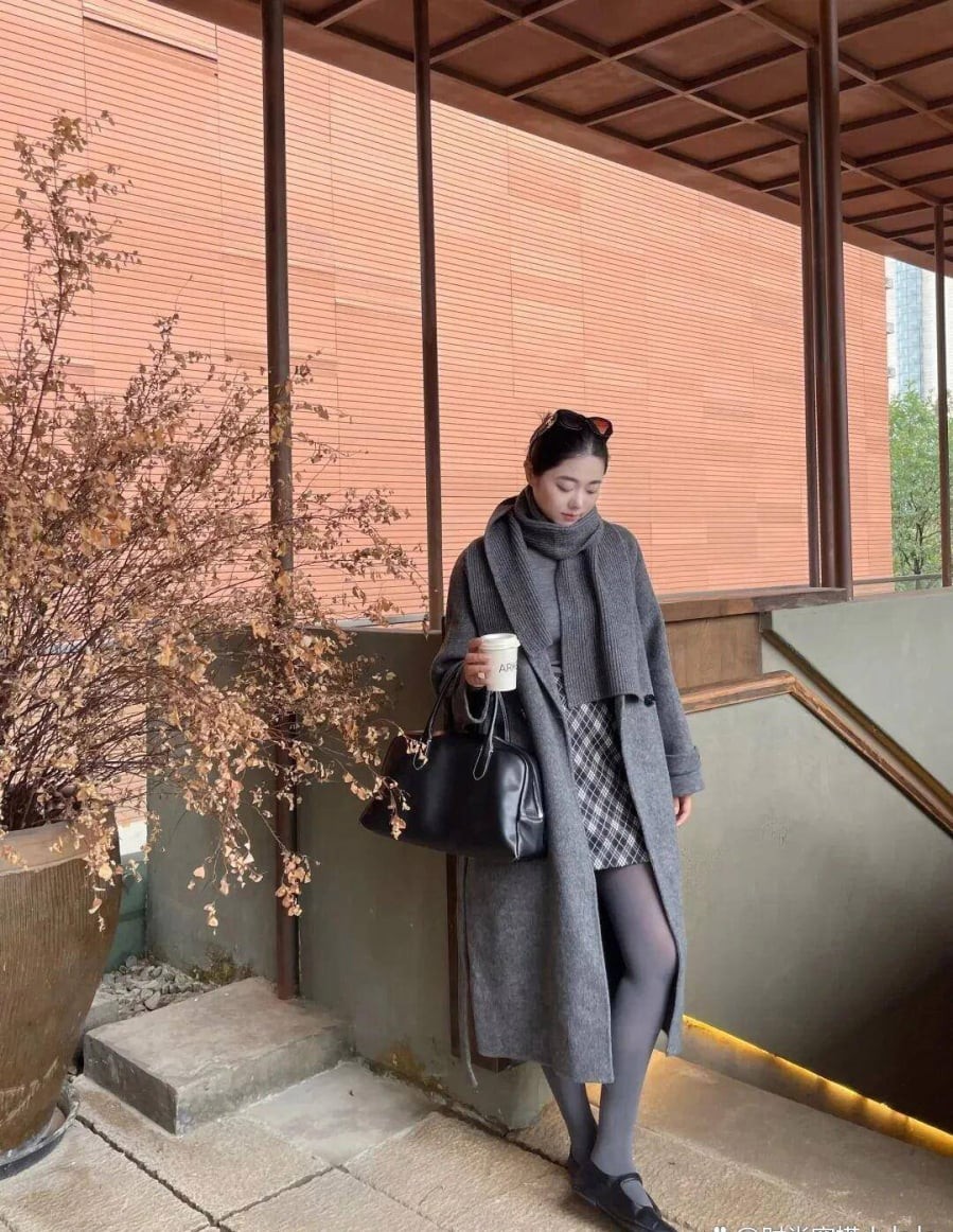 Trái với suy nghĩ phổ biến, sắc xám không hề khiến diện mạo trở nên già dặn nếu được phối hợp khéo léo.