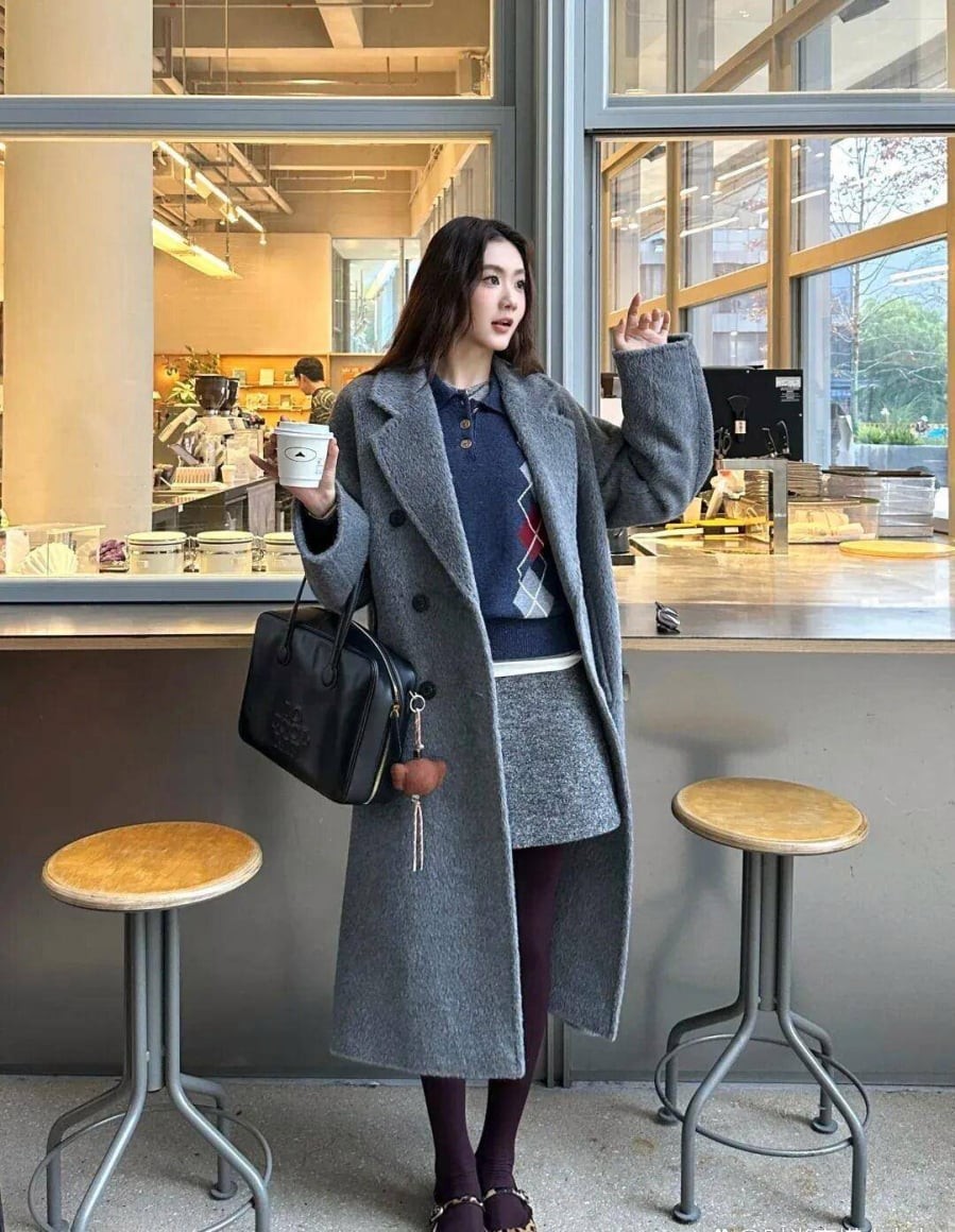 Với những ai yêu thích phong cách cổ điển hoặc hơi hướng học đường, áo khoác xám vẫn có thể trở thành điểm tựa hoàn hảo. 