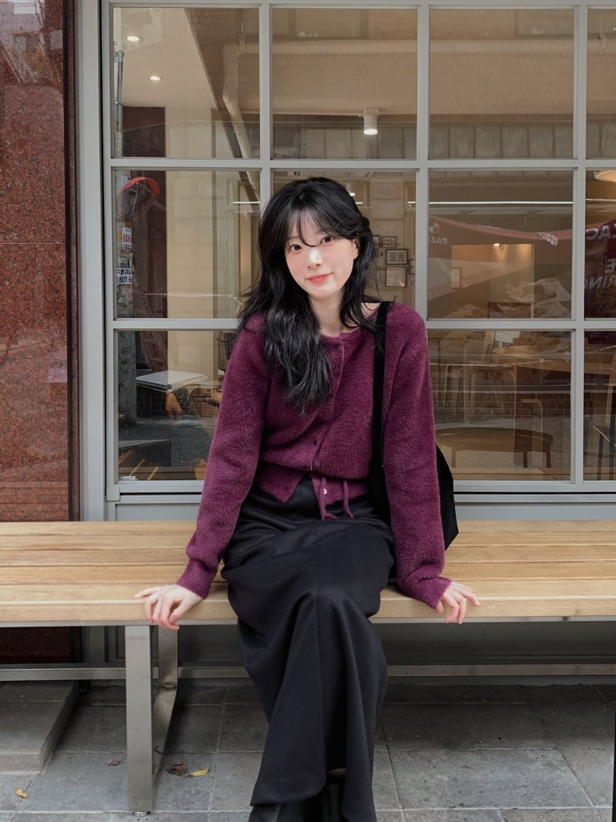 Các kiểu áo blouse hoặc áo dệt kim màu sắc kết hợp cùng giày cao gót hoặc túi xách hiện đại sẽ hoàn thiện vẻ ngoài đầy năng lượng và phong thái tự tin.