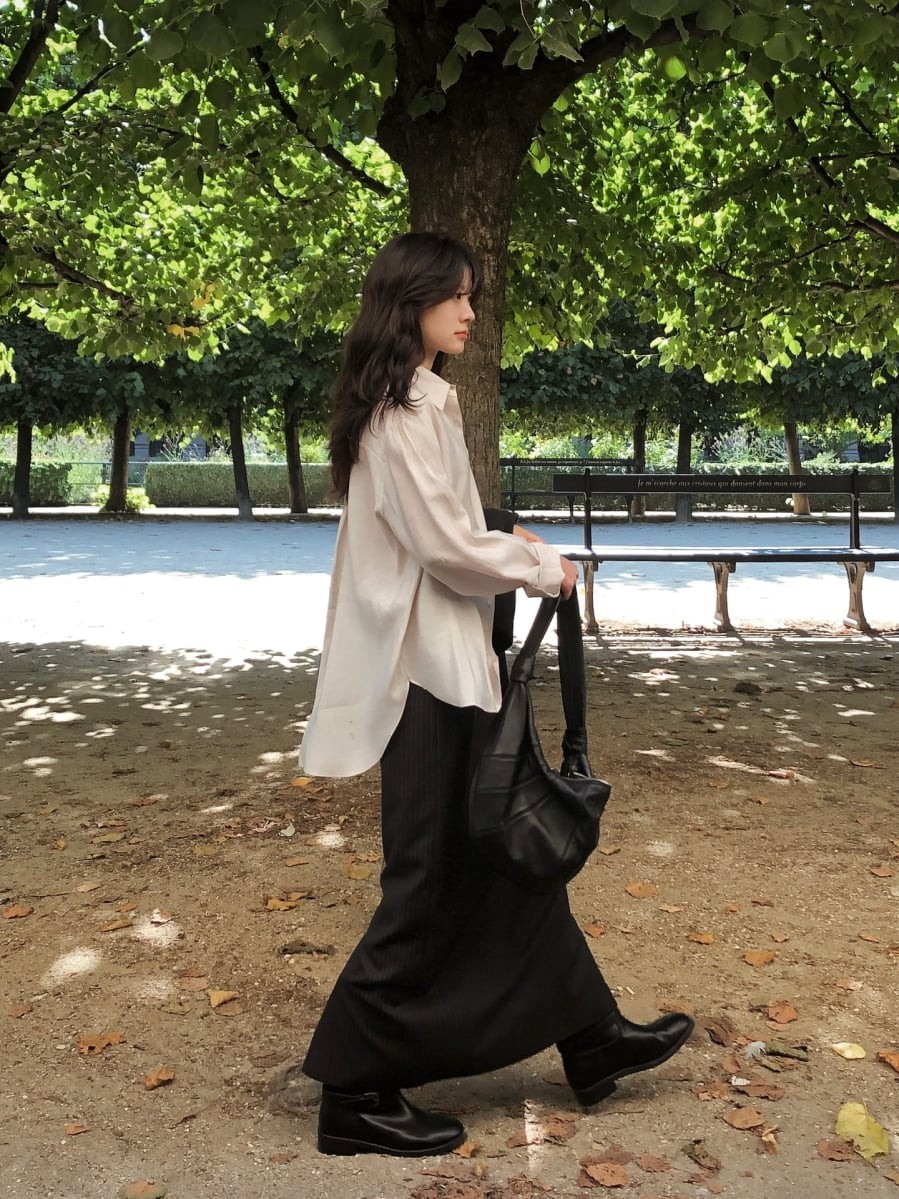 Sơ mi và blouse luôn là hai kiểu áo phù hợp nhất khi kết hợp với chân váy đen trong môi trường công việc hoặc các dịp cần sự chỉn chu. 