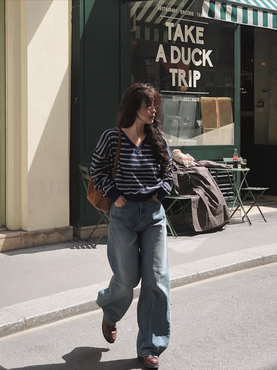 Khi kết hợp cùng quần ống rộng, tổng thể toát lên sự phóng khoáng và thời thượng nhưng vẫn dễ mặc. 