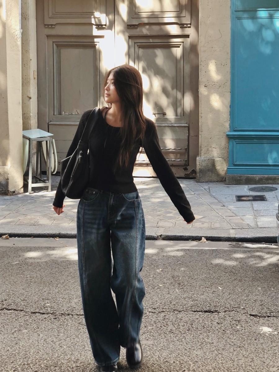 Nếu phải chọn một bộ đôi bền bỉ nhất trong tủ đồ, áo thun và quần jeans chắc chắn là lựa chọn hàng đầu.