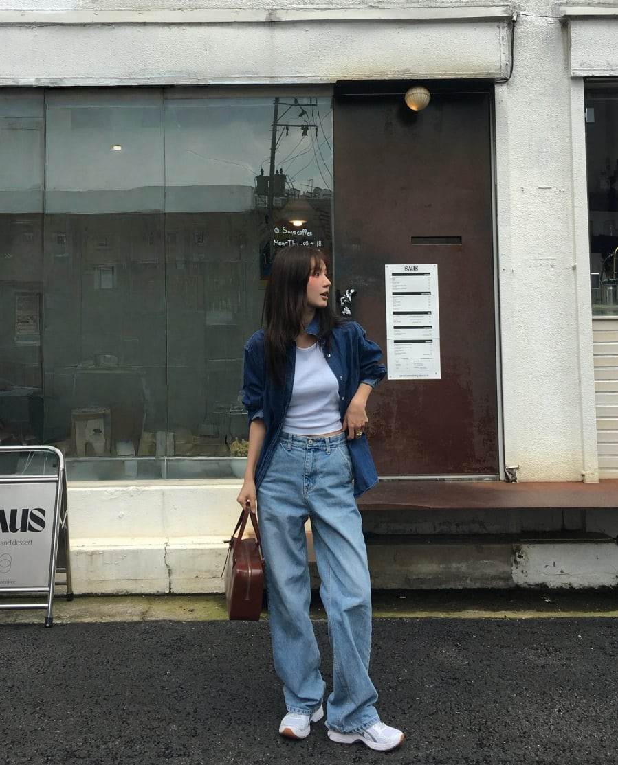 Phong cách denim on denim là lựa chọn lý tưởng cho những ai yêu thích vẻ năng động nhưng vẫn muốn giữ nét chỉn chu.