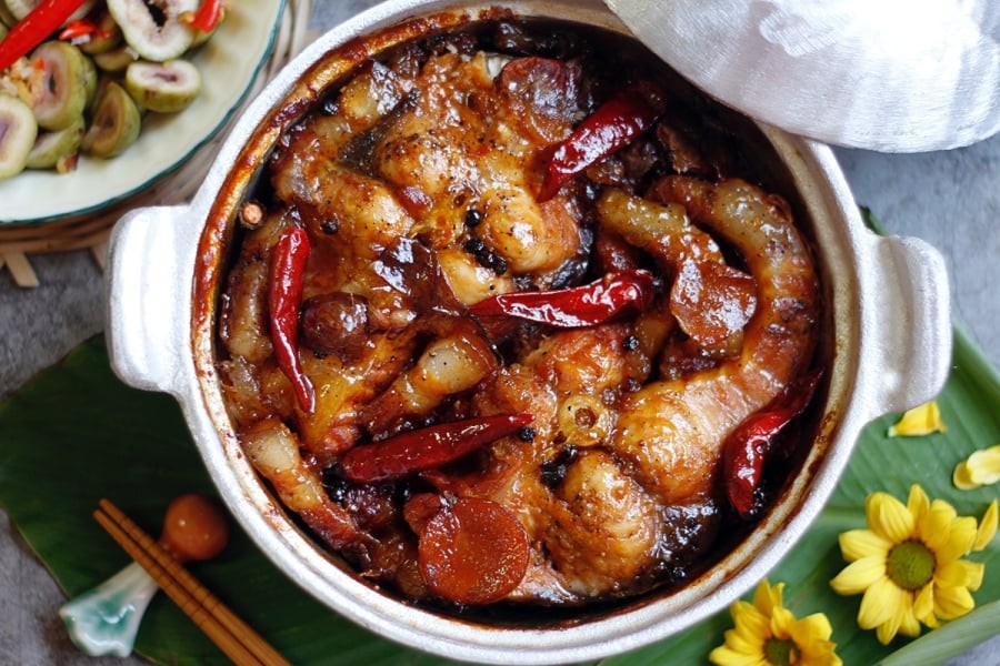 Thực tế, để nồi cá kho xương mềm, thịt săn chắc, màu vàng nâu đẹp mắt, bí quyết không nằm ở gia vị cầu kỳ mà ở một nắm lá quen thuộc.