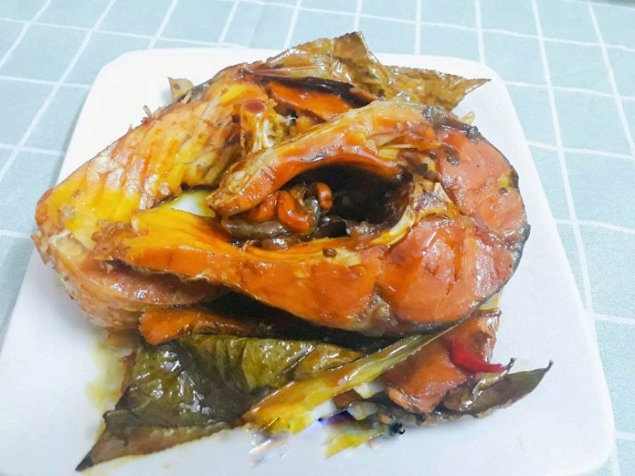 Đặc biệt với cá nục – loại cá có nhiều xương dăm, việc dùng lá chè xanh giúp ăn đỡ xương rõ rệt, nhất là khi kho kỹ.