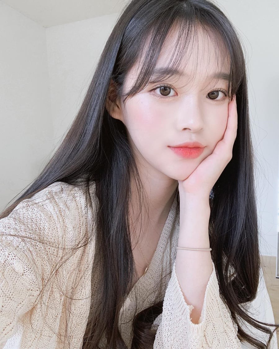 Kiểu tóc dài mái thưa phù hợp với nhiều dáng mặt, đặc biệt là những người có trán cao hoặc đường nét hơi góc cạnh