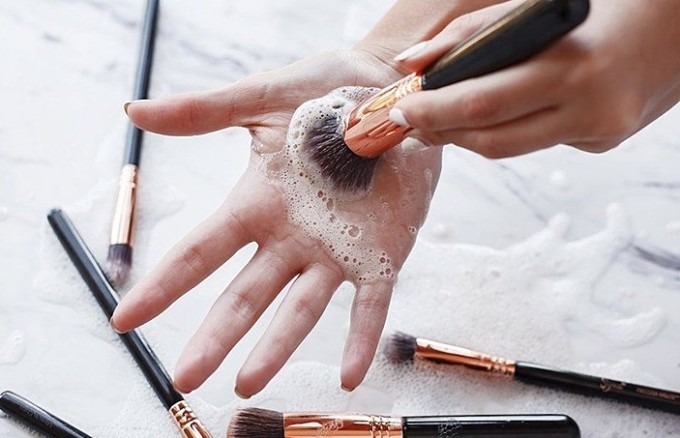 Dụng cụ trang điểm nếu không được làm sạch thường xuyên sẽ tích tụ phấn cũ, dầu thừa và vi khuẩn