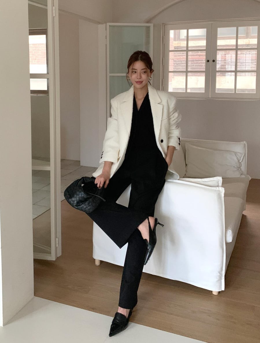  Khi khoác thêm một lớp áo trắng bên ngoài, tổng thể sẽ được làm sáng đáng kể, gợi vẻ trẻ trung và hiện đại