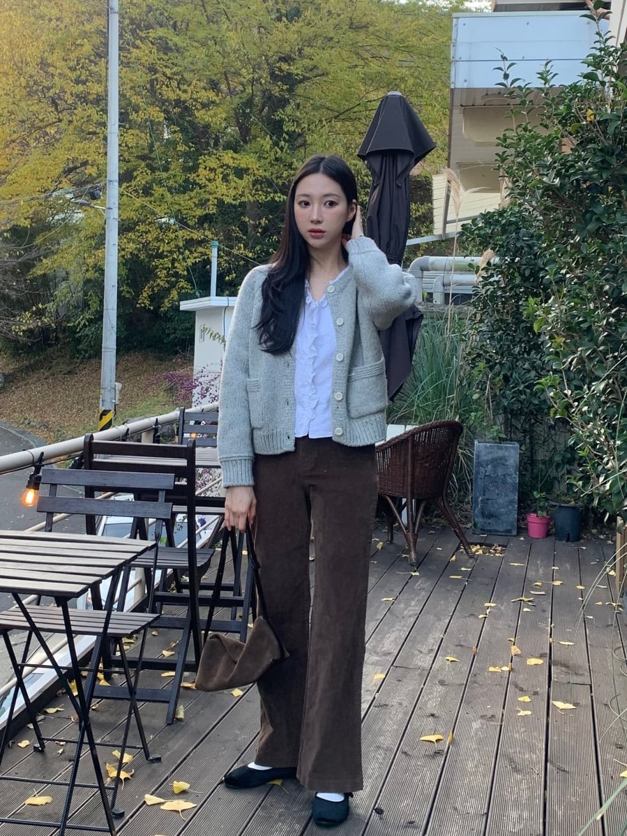  Một chiếc cardigan lửng phối cùng áo blouse trắng và quần nâu sẽ tạo vẻ hài hòa và trang nhã