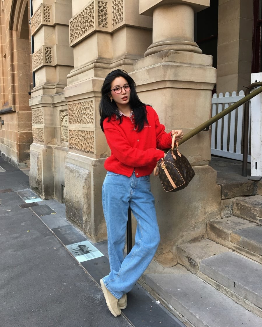 Những ai yêu thích sự tươi trẻ có thể chọn cardigan đỏ kết hợp denim xanh