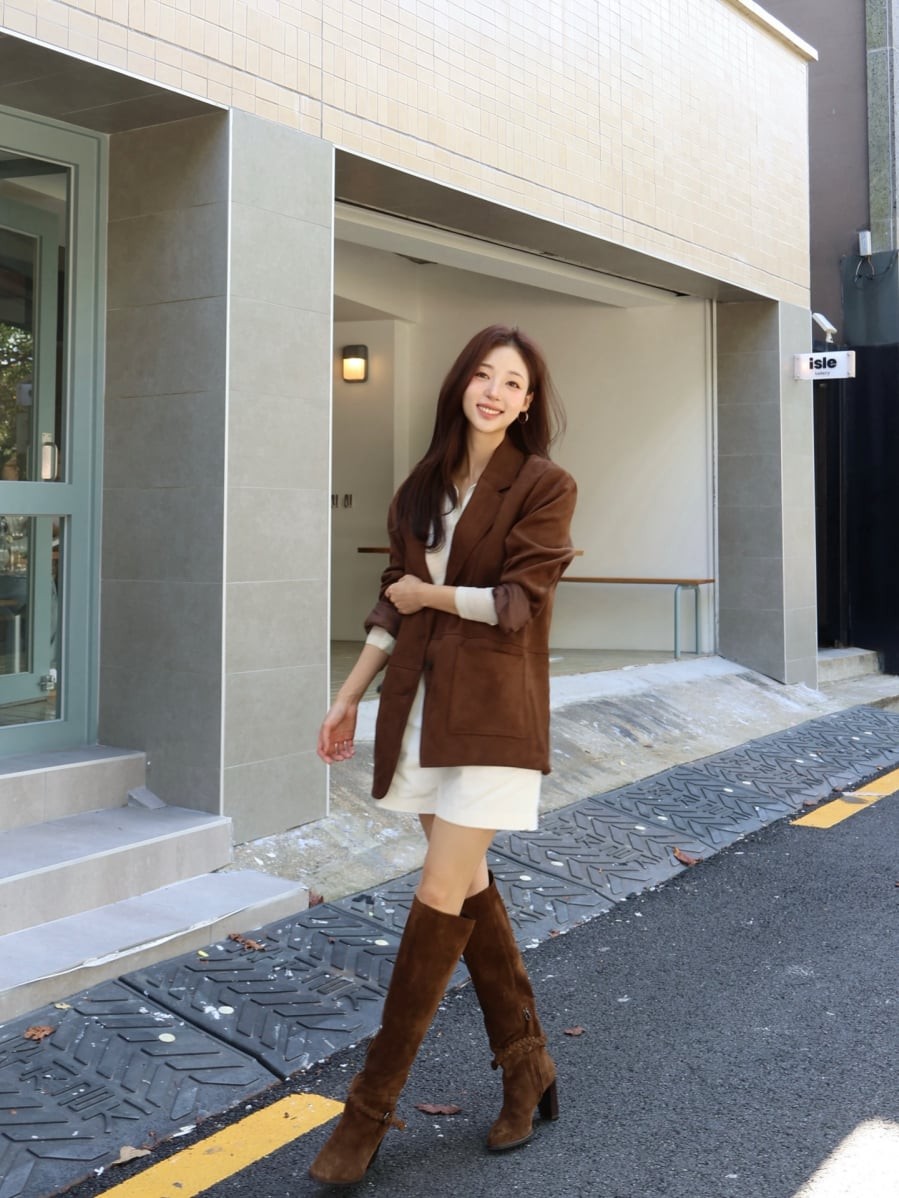 Boots cao cổ sẽ giúp tổng thể hoàn thiện hơn, mang lại vẻ sang trọng và rất hợp phong cách mùa đông đô thị.