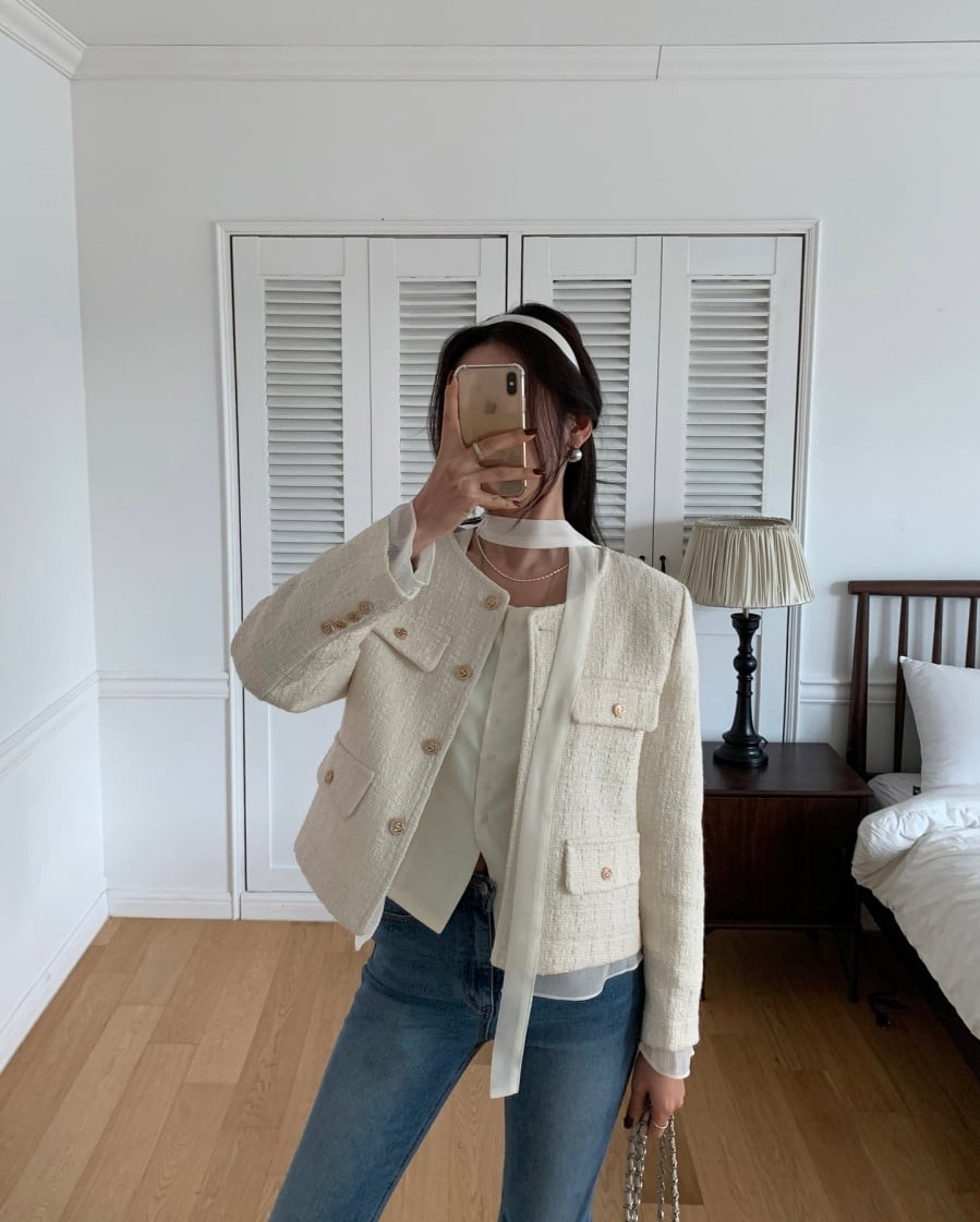 Một chiếc áo khoác tweed có thể nâng tầm những trang phục thường ngày như áo trắng và quần jeans.