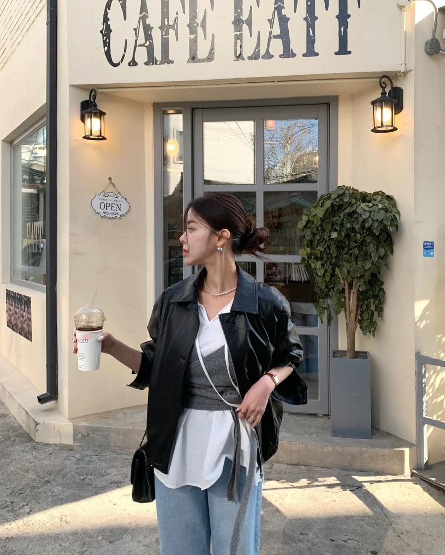  Sự đan xen giữa các chất liệu và layer rõ ràng tạo nên vẻ cá tính nhưng vẫn giữ được nét tinh tế nếu kết hợp thêm phụ kiện ngọc trai hoặc trang sức nhỏ.