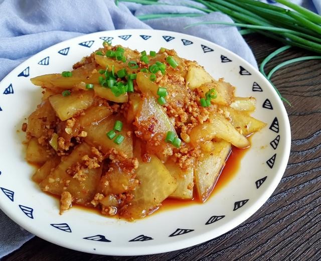 Bí đao thường xuất hiện trong các món canh, nhưng khi đem xào cùng thịt băm lại mang đến trải nghiệm hoàn toàn khác