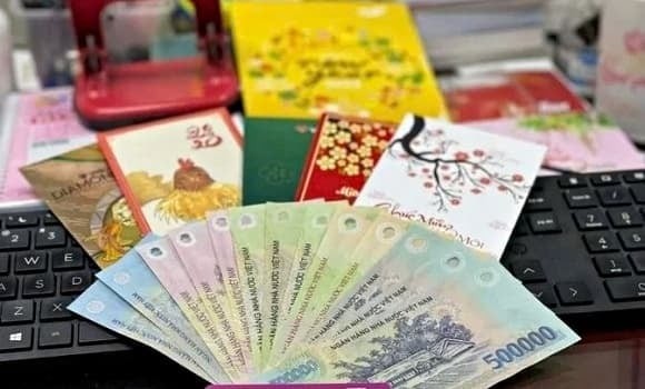 Theo quy định tại điểm e khoản 2 Điều 2 Thông tư 111/2013/TT-BTC của Bộ Tài chính, mọi khoản thưởng bằng tiền hoặc hiện vật đều được xác định là thu nhập từ tiền lương, tiền công và thuộc diện chịu thuế thu nhập cá nhân.