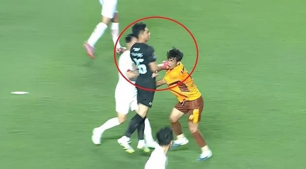 Văn Phong có hành vi không đẹp với .