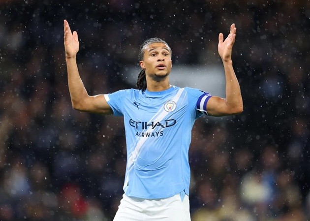 Ake là phương án đa năng cho hàng thủ.