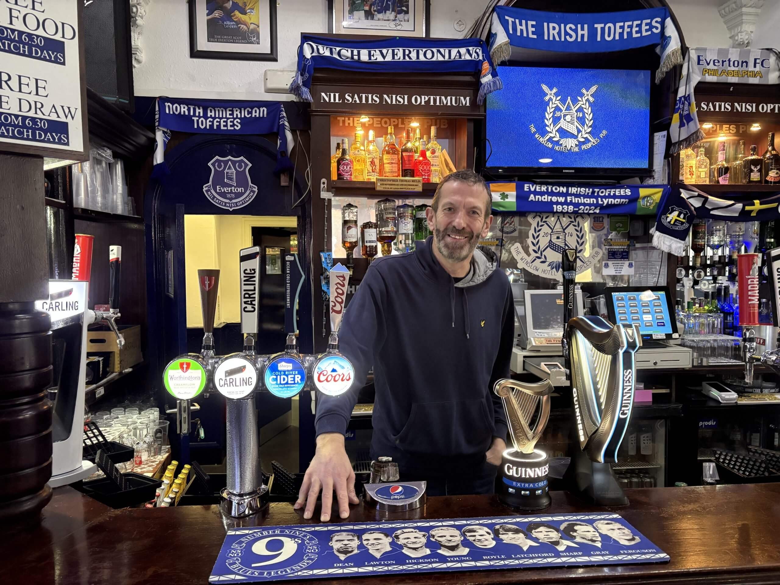 Dave Bond, người quản lý của quán rượu Winslow.