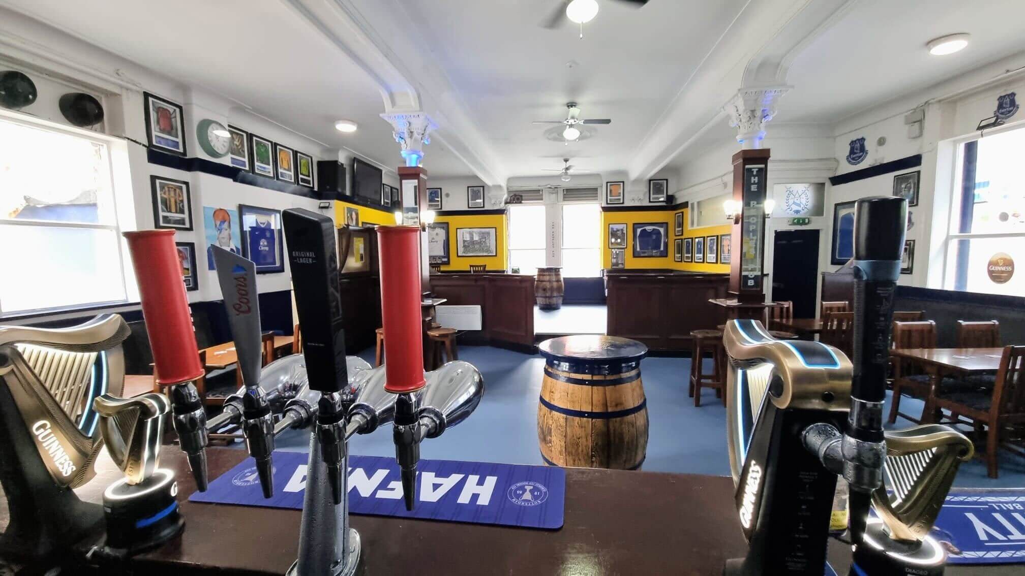 Bên trong quán rượu lâu đời