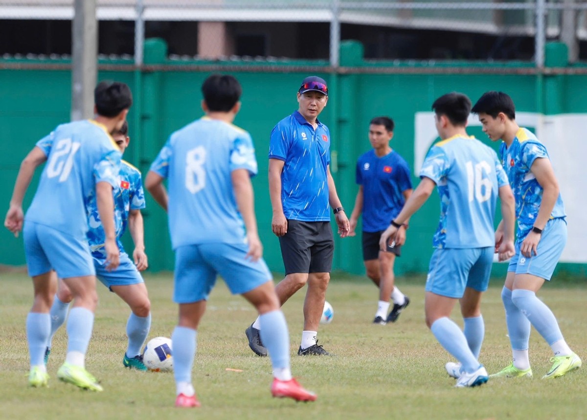 HLV Kim Sang Sik đón tin không vui về nhân sự trước ngày lên đường sang Qatar. Ảnh: VFF.