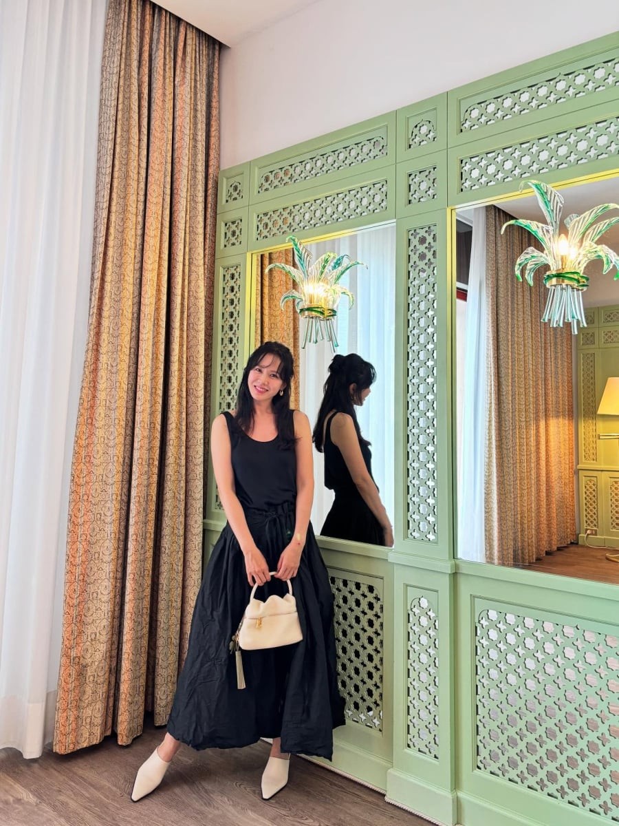 Son Ye Jin luôn toát lên vẻ sang trọng tự nhiên, phù hợp với hình ảnh một mỹ nhân trưởng thành, điềm đạm và đầy khí chất.