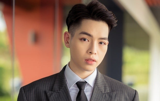 Đức Phúc sinh năm 1996, được biết đến rộng rãi khi đoạt danh hiệu quán quân Giọng Hát Việt 2015.