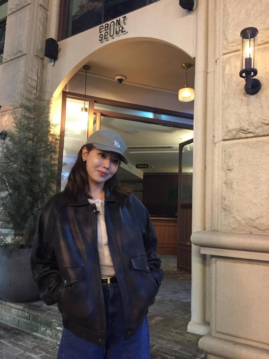 Việc sơ vin tăng hiệu quả tôn dáng, còn mũ lưỡi trai trở thành điểm nhấn năng động cho tổng thể.