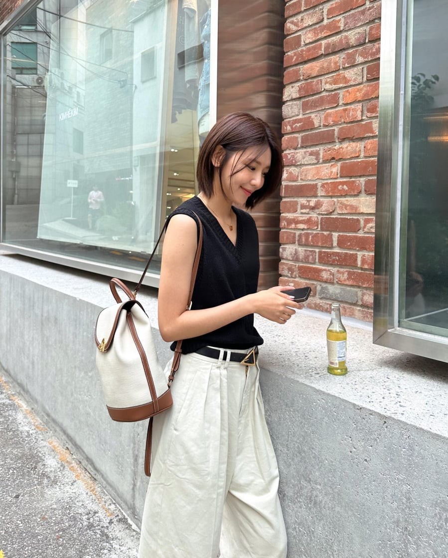 Trong những ngày nắng nhẹ, áo gile len mỏng là lựa chọn đem đến sự thoải mái nhưng không kém phần chỉnh chu. 