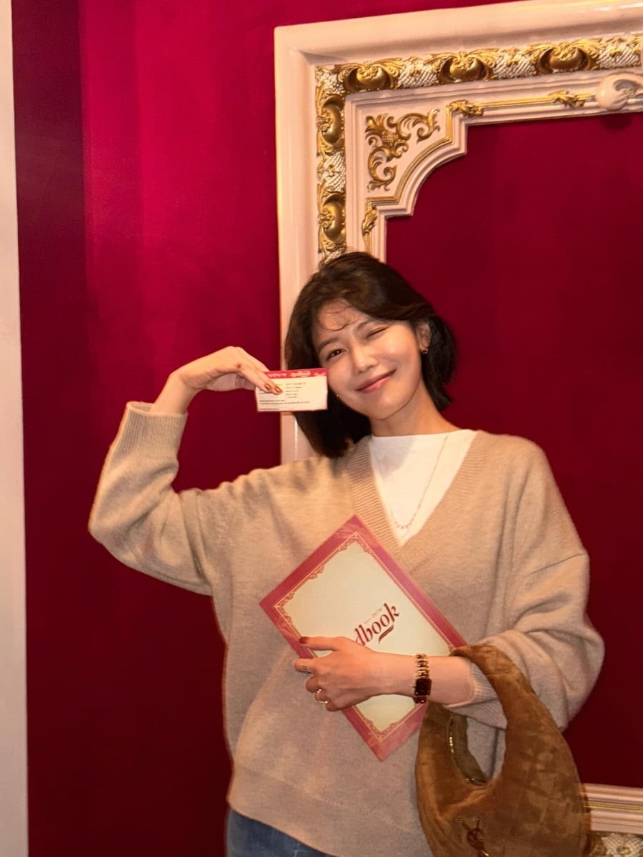 Cách phối này tạo hiệu ứng trẻ trung trong khi vẫn giữ được nét gọn gàng, dễ mặc.