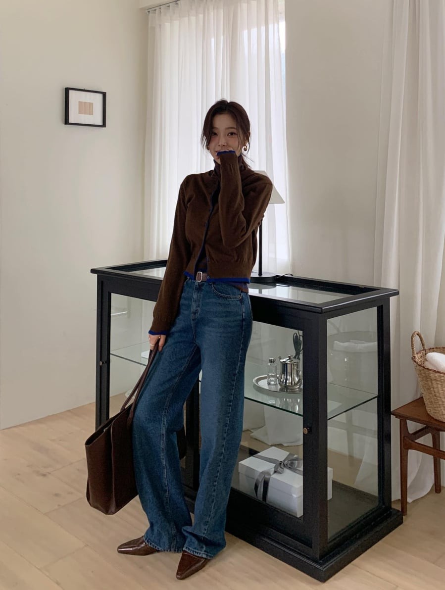 Sự kết hợp giữa quần jeans ống rộng và áo tối màu mang lại cảm giác hiện đại nhưng vẫn rất chỉn chu. 