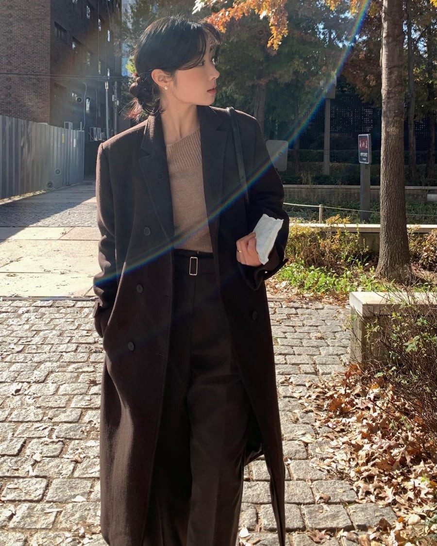 Áo khoác dáng dài kết hợp cùng quần ống rộng luôn là lựa chọn lý tưởng để tạo hiệu ứng vóc dáng cao và thon gọn hơn.