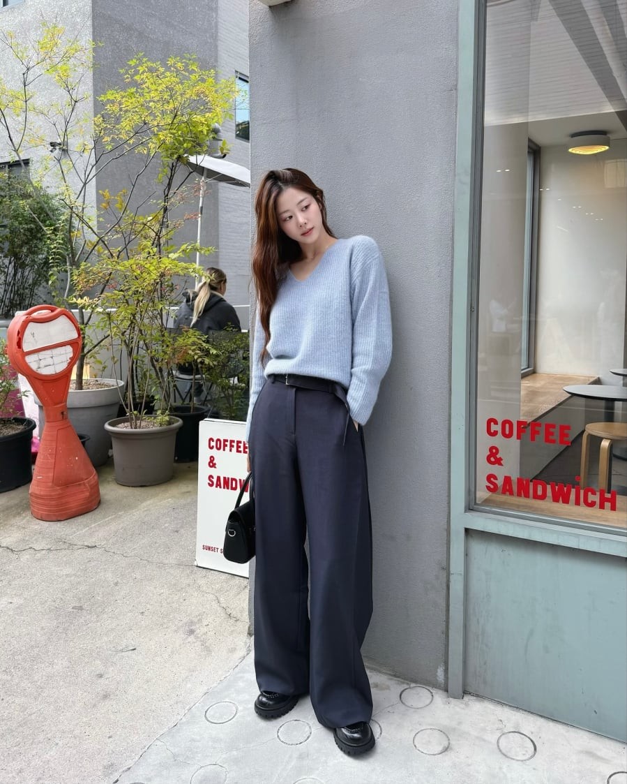 Áo len gam màu trung tính khi phối cùng quần ống rộng mang đến vẻ ngoài nhẹ nhàng, ấm áp nhưng vẫn rất thanh lịch.