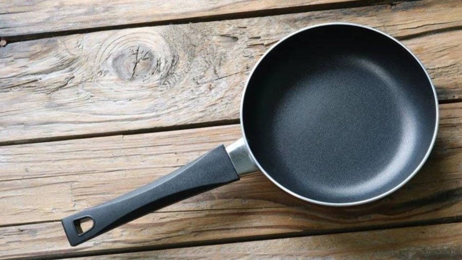 Đổ sữa tươi (có hoặc không đường đều được) vào chảo sao cho phủ kín đáy.

