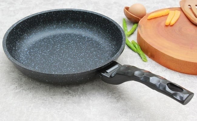 Khoai tây gọt vỏ, rửa sạch và để ráo nước rồi cắt đôi.