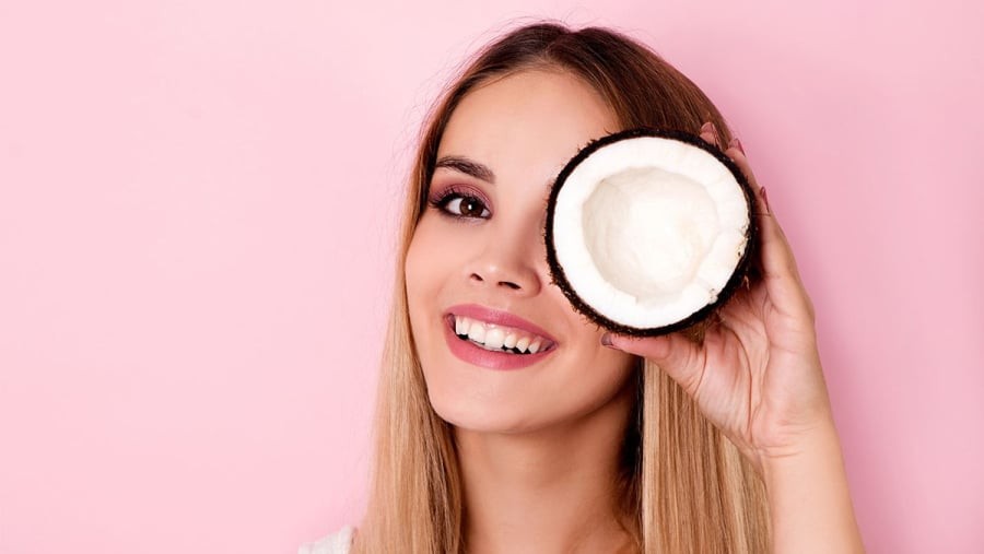 Thời điểm thích hợp nhất là buổi tối trước khi đi ngủ để dầu có thời gian thẩm thấu qua đêm. 