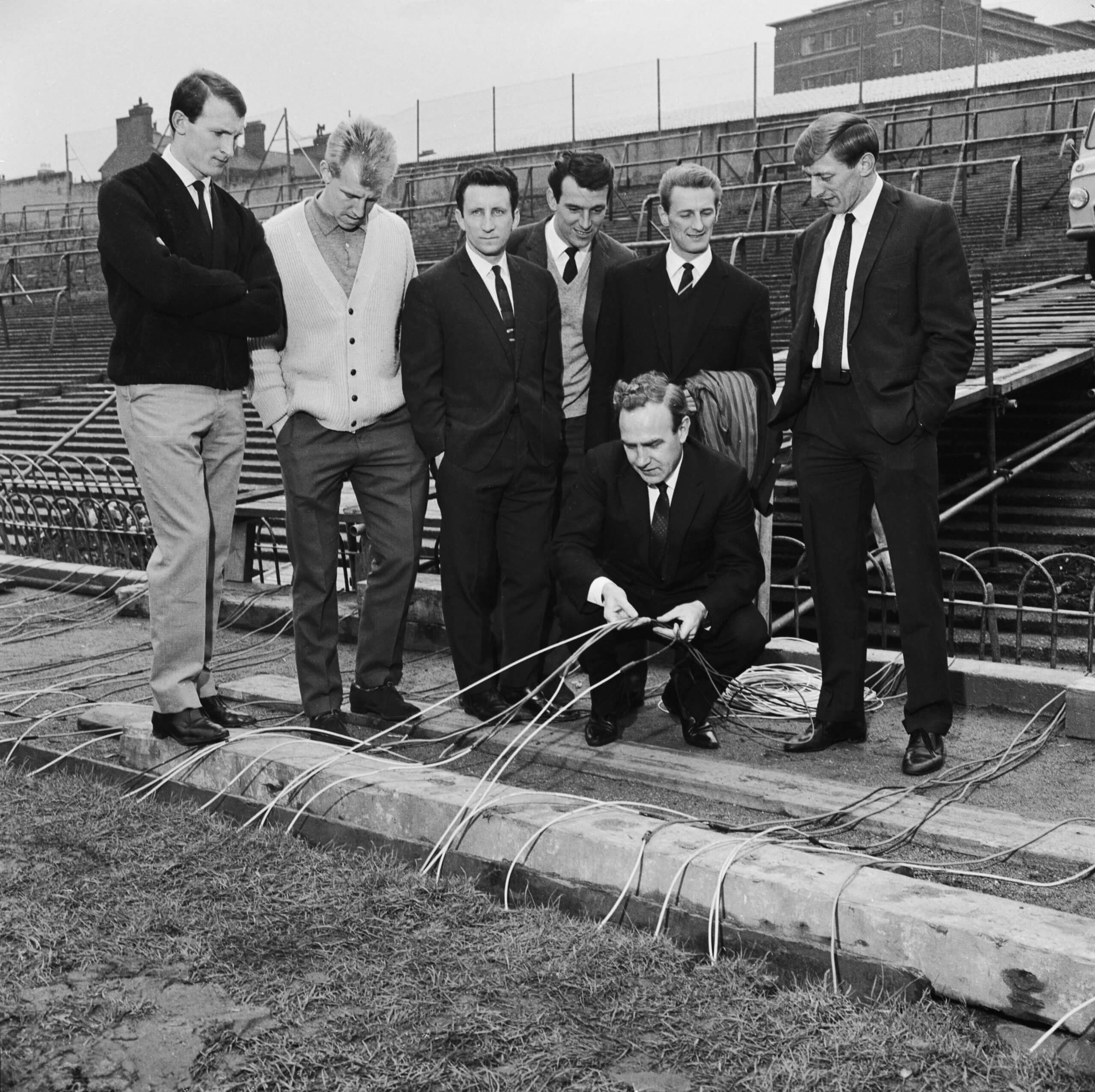 McCullough (ngoài cùng bên phải) cùng với huấn luyện viên Arsenal Billy Wright và các đồng đội khi hệ thống sưởi dưới lòng đất được lắp đặt tại sân Highbury vào năm 1964.
