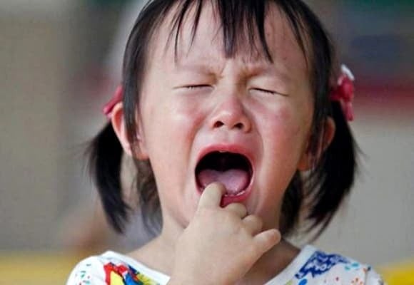 Sự cảnh giác của trẻ không phải là nhút nhát, mà là bản năng tự bảo vệ.