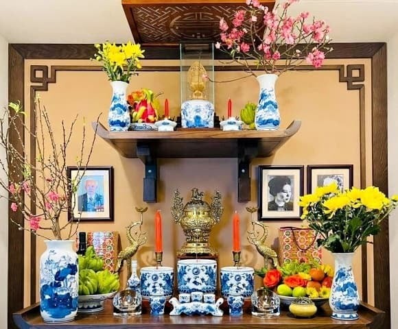 Cuối năm được xem là thời điểm thích hợp để làm sạch và tái tạo năng lượng cho không gian thờ tự sau một năm dài.