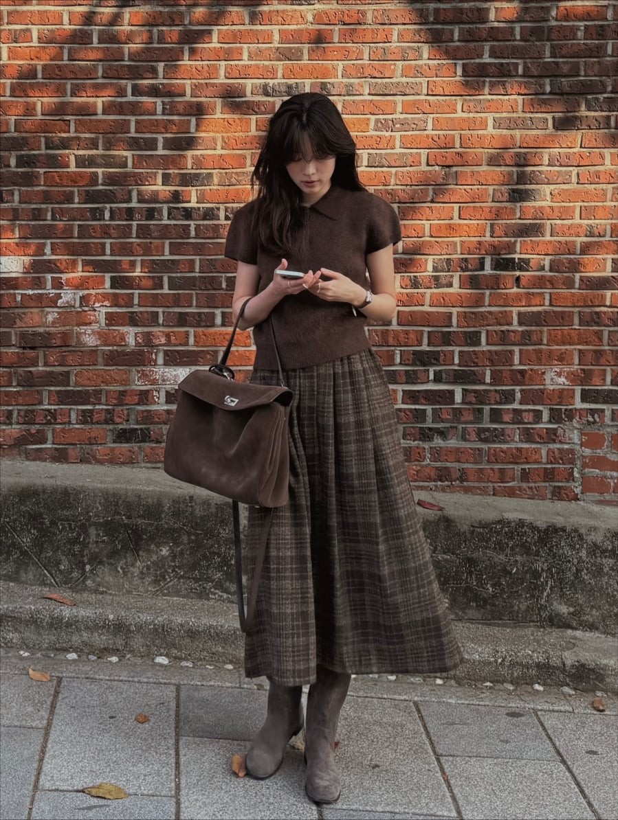 Đối với những ngày muốn làm mới phong cách công sở, chân váy họa tiết là gợi ý đáng cân nhắc.