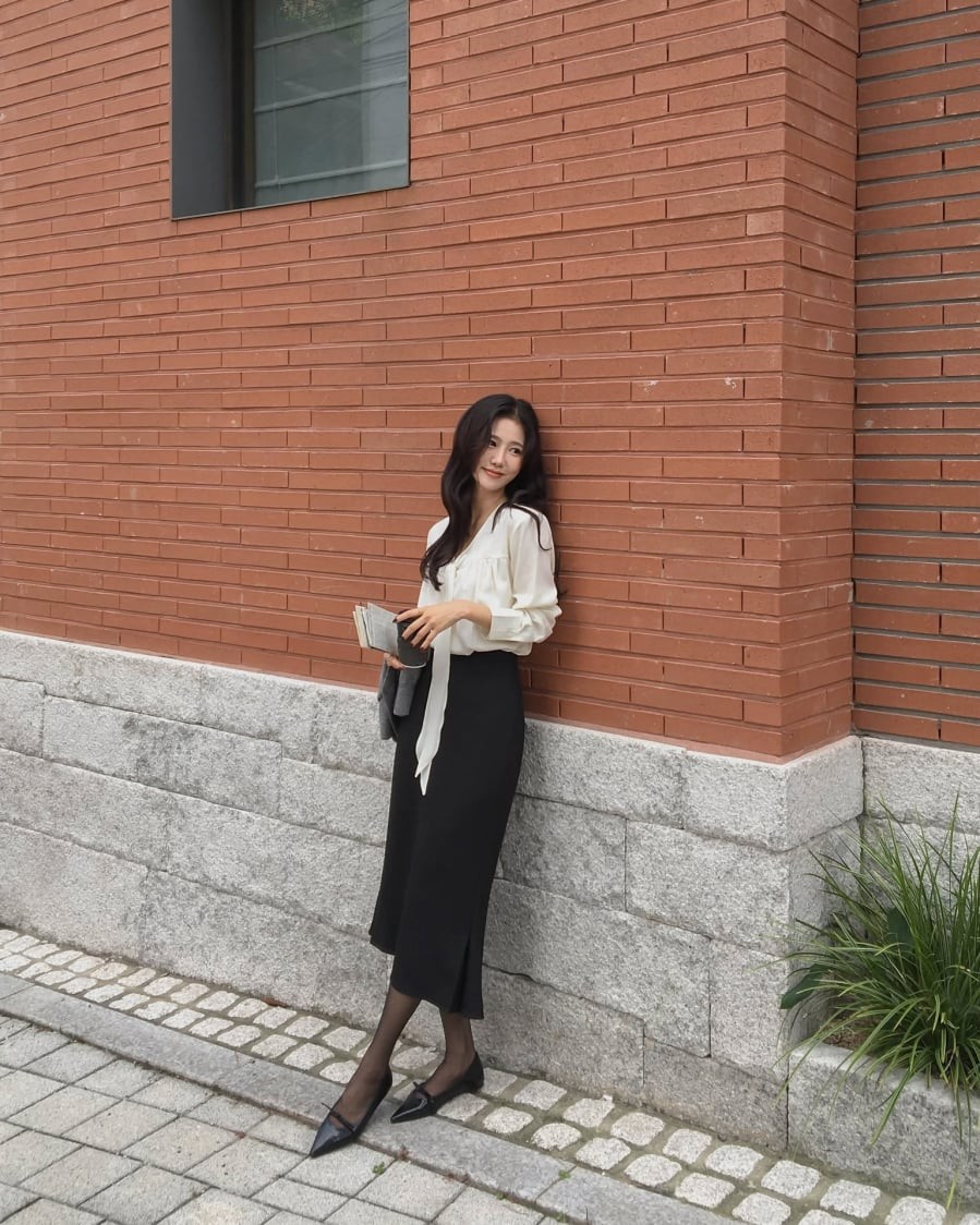 Nếu mục tiêu là tạo hiệu ứng cao ráo và thanh mảnh, chân váy dáng suông kết hợp giày mũi nhọn là lựa chọn rất đáng đầu tư. 