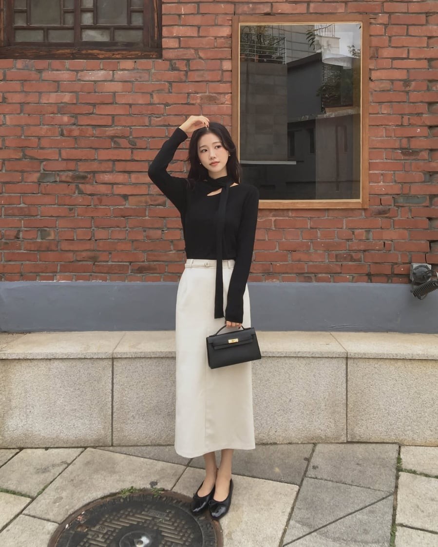 Chân váy trắng mang lại cảm giác sáng sủa, thanh lịch và rất phù hợp với không khí văn phòng hiện đại. 