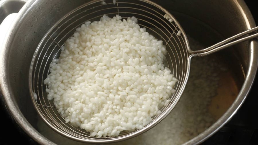 Nếu không có thời gian ngâm gạo nếp, bạn có thể chần gạo bằng nước sôi.
