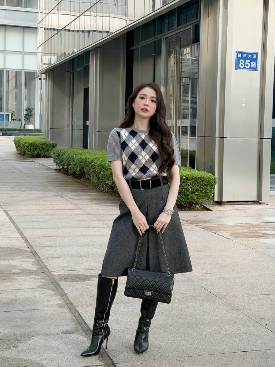  Khi kết hợp cùng áo len mỏng, cardigan ngắn hoặc áo dệt kim, chân váy lửng không hề khiến diện mạo trở nên đứng tuổi mà còn góp phần tôn dáng và tạo hiệu ứng cao ráo.