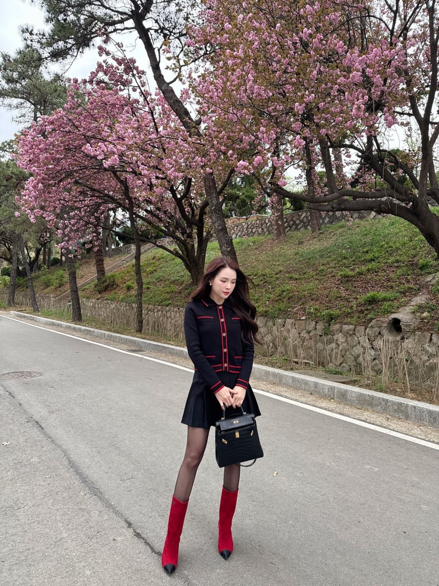 Váy ngắn là minh chứng rõ ràng cho việc phụ nữ U40 vẫn có thể mặc trẻ nếu chọn đúng thiết kế. 