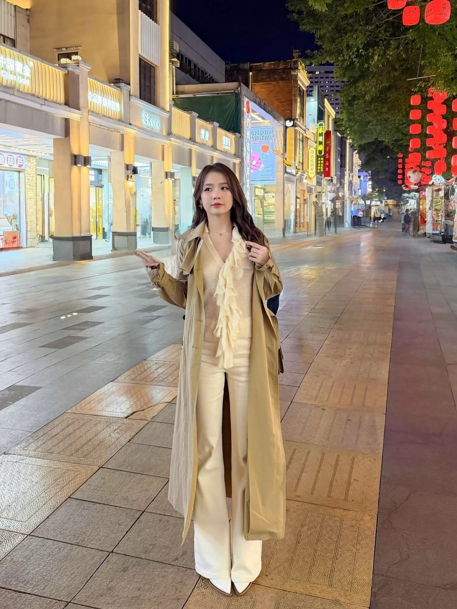 Trench coat vốn là item dễ tạo cảm giác chững chạc, nhưng khi xuất hiện trong tủ đồ của Sam, thiết kế này lại mang màu sắc hiện đại và thời thượng. 