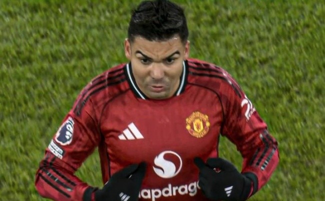 Casemiro ngạc nhiên khi mình bị thay ra.