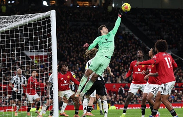 Thủ thành người Bỉ mang lại sự chắc chắc trong khung gổ