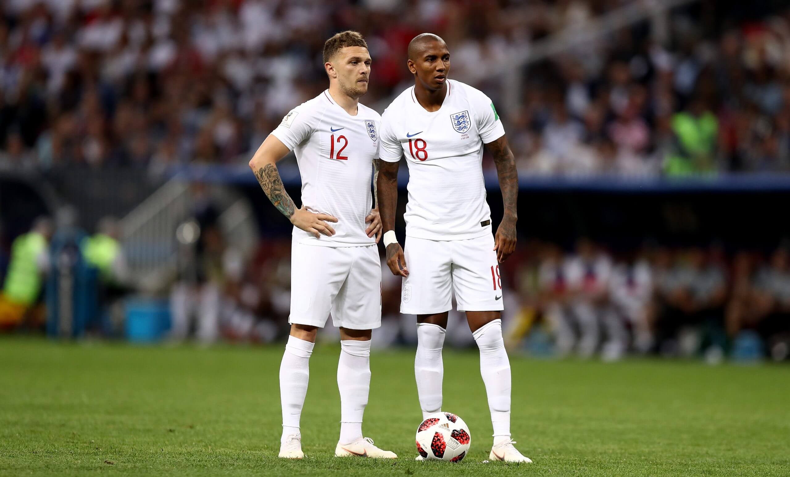 Ashley Young (bên phải) thi đấu trong màu áo tuyển Anh tại trận bán kết World Cup 2018.