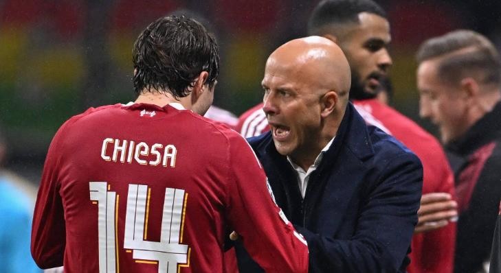 Đã đến lúc HLV Slot tin dùng Chiesa.